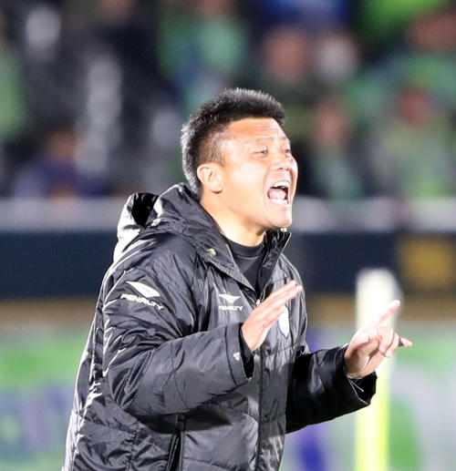 大声で指示を出す湘南・曹貴裁監督（19年4月撮影）
