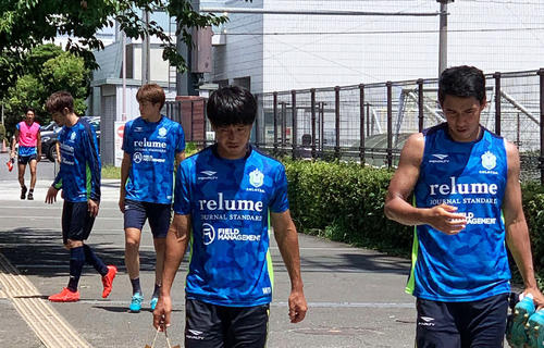 練習から引き揚げる湘南の選手たち（撮影・松尾幸之介）