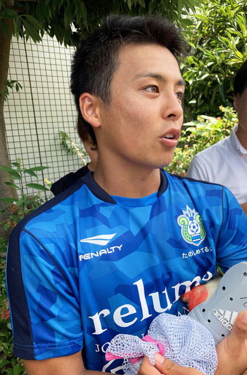 練習後に取材に応じる湘南のMF斉藤未月（撮影・松尾幸之介）
