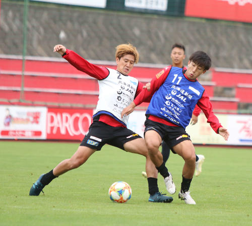 MF宮沢と競り合う札幌MF金子（右）（撮影・西塚祐司）