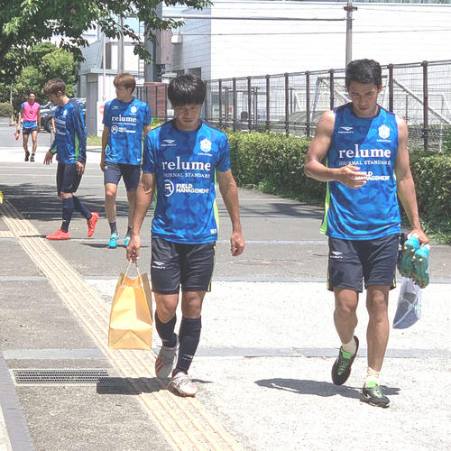 練習から引き揚げる湘南の選手たち（撮影・松尾幸之介）