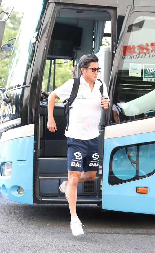 横浜対横浜FC　試合前、競技場入りする横浜FC・FWカズ（撮影・河野匠）