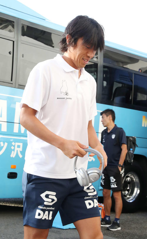 横浜対横浜FC　試合前、競技場入りする横浜FC・MF中村（撮影・河野匠）