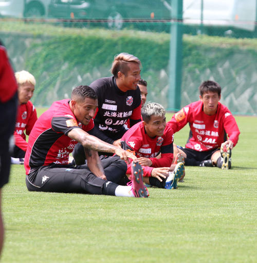 ストレッチを行う札幌FWジェイ（左）とMFチャナティップ（右）（撮影・保坂果那）