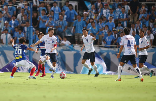 横浜対横浜FC　前半、横浜FC・MFカズ（左から3人目）はMF中村（右手前）にパスを出す（撮影・河野匠）