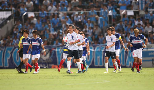 横浜対横浜FC　前半終了間際、PKで追加点を奪われた横浜FC・MFカズ（中央）はリスタートを急ぐ（撮影・河野匠）