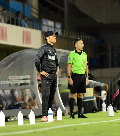 体調不良の磐田鈴木監督に代わって指揮を執った小林ヘッドコーチ（左）