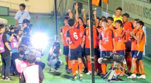 天皇杯3回戦でG大阪を破って喜ぶ法大イレブン