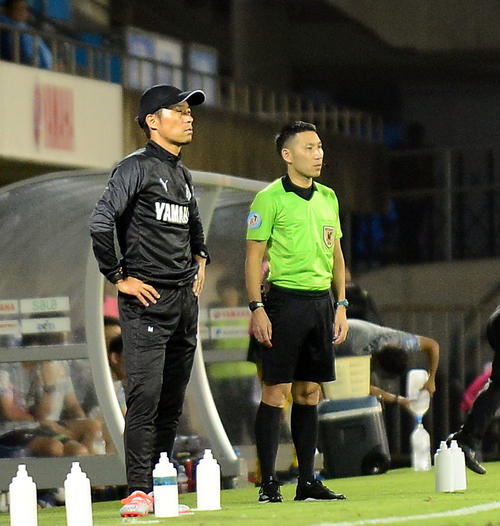 体調不良の鈴木監督に代わって指揮を執った小林ヘッドコーチ（撮影・前田和哉）