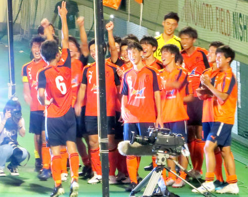 天皇杯3回戦でG大阪を破って喜ぶ法大イレブン（撮影・木下淳）
