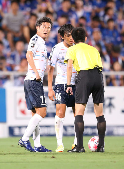 横浜対横浜FC　前半、FKを前に話し合う横浜FC・MFカズ（左）とMF中村（撮影・河野匠）