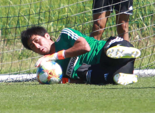 ボールをキャッチするGK大谷（14日の練習より）