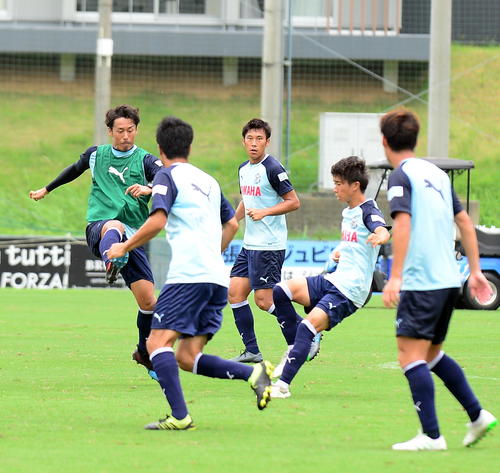 実戦形式の練習に励むMF山田（左端）ら、磐田イレブン