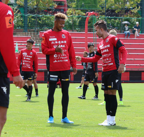 ボール回し中にジャンケンする札幌FW鈴木（左）とMFルーカス（撮影・保坂果那）