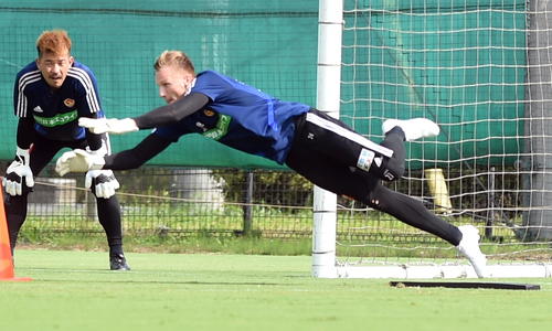 練習で好セーブを見せる仙台GKスウォビィク、左はGK関