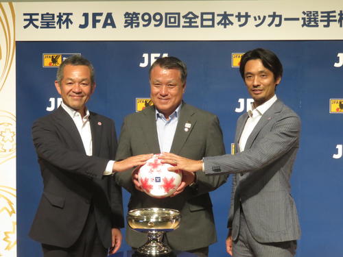 第99回天皇杯全日本選手権の4回戦以降の抽選会に参加した、左からJFL須原清貴専務理事、田嶋幸三会長、戸田和幸氏