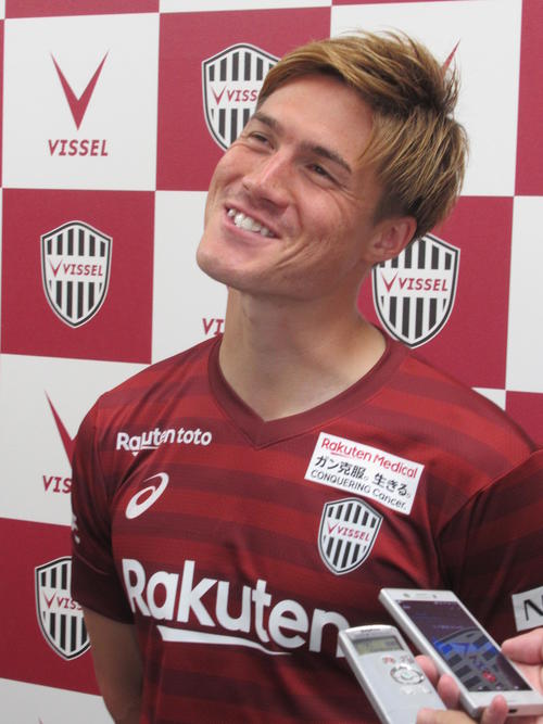 神戸に新加入の元日本代表DF酒井は笑顔で取材に応じる（撮影・実藤健一）