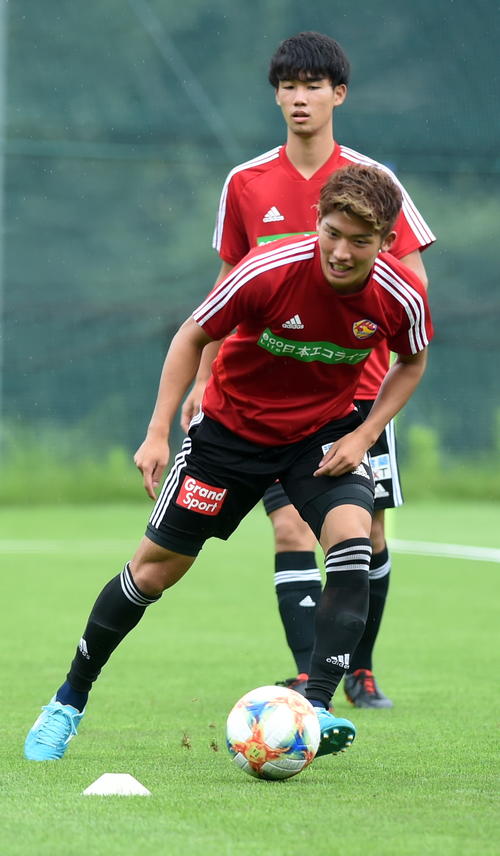 ドリブルする仙台MF道渕、奥はDF照山（撮影・山田愛斗）