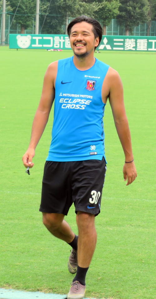 J1通算400試合出場の節目となる神戸戦に向けた非公開練習を終え、笑顔で引き揚げる浦和FW興梠