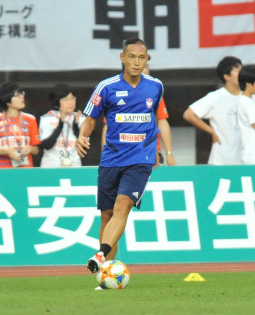 新潟対岡山　16年4月24日のJ1リーグ名古屋戦以来、3年4カ月ぶりのベンチ入りとなり試合前アップをする新潟DF早川（撮影・山岸章利）