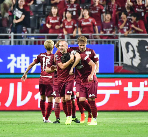 後半14分、ゴールを決めた神戸MF山口蛍（右）は同MFアンドレス・イニエスタから祝福を受ける（撮影・清水貴仁）