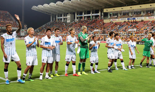 大勝し、喜ぶ札幌の選手たち（撮影・大野祥一）