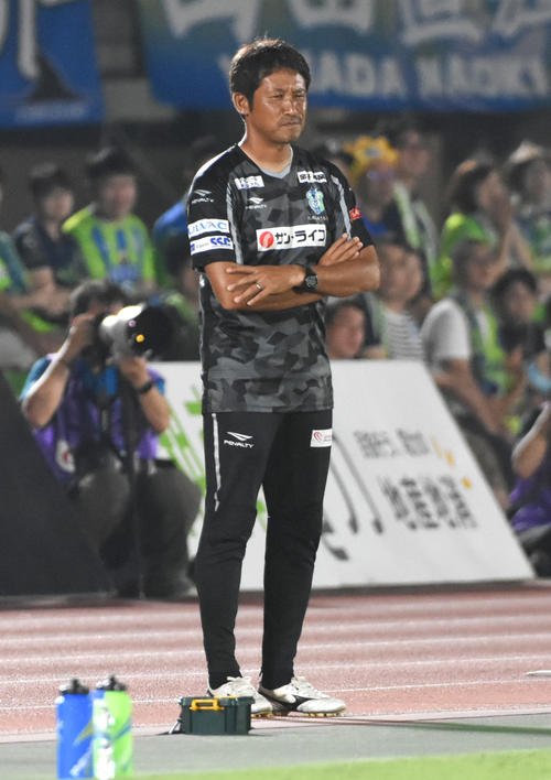 湘南対鳥栖　前半、曹貴裁監督に変わり指揮をとる高橋健二コーチ（撮影・酒井清司）