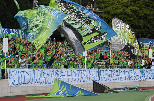 サポーターの応援、横断幕も（撮影・酒井清司）