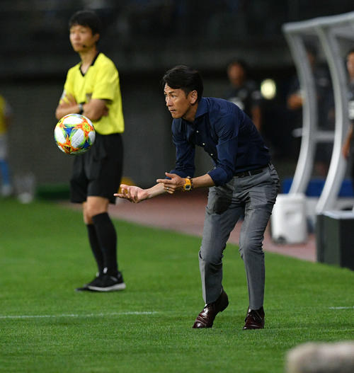 仙台対川崎F　ボールを返す仙台渡辺監督（撮影・滝沢徹郎）