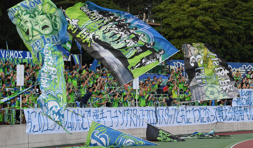 湘南サポーターの応援と横断幕（撮影・酒井清司）