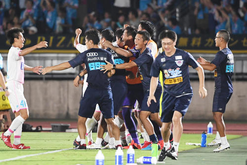 湘南対鳥栖　後半ロスタイム、決勝ゴールで喜ぶ鳥栖イレブン達（撮影・酒井清司）