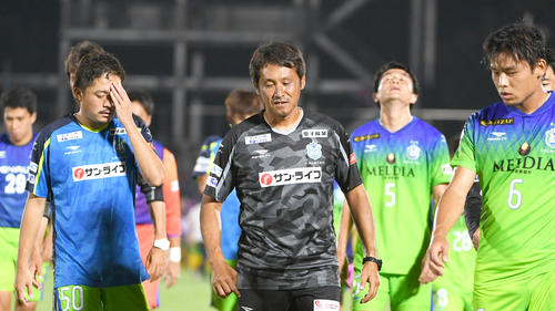 終了、曹貴裁監督に代わり指揮をとる高橋健二コーチ（中央）は黒星発進、ガックリとイレブンと引き揚げる（撮影・酒井清司）