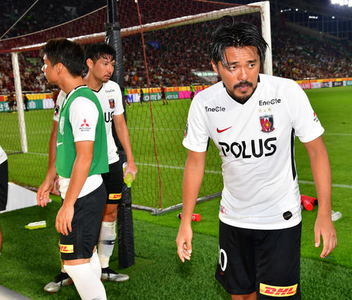神戸対浦和　試合に敗れ厳しい顔でサポーターにあいさつする浦和FW興梠（右）（撮影・清水貴仁）