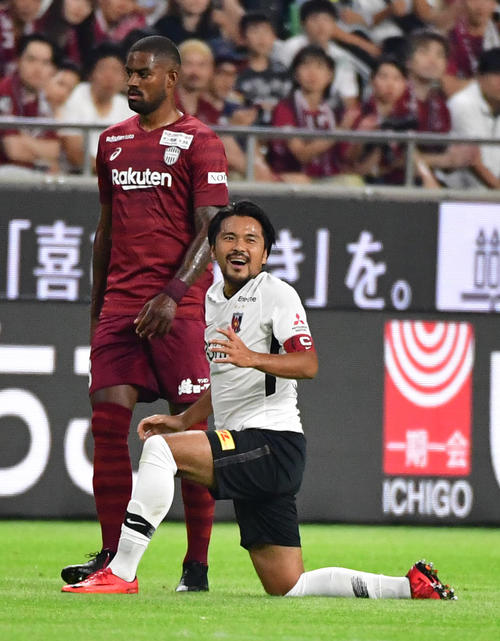 神戸対浦和　前半、競り合いで倒されるもファウルとならずがっくりする浦和FW興梠（右）（撮影・清水貴仁）