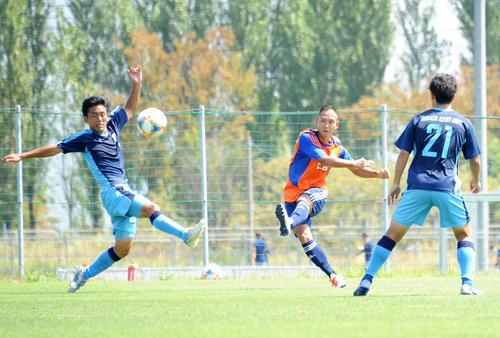 前半14分、同点のミドルシュートを決めたDF早川（中央）（撮影・斎藤慎一郎）
