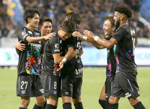 G大阪対磐田　前半、G大阪MF小野瀬（左から3人目）は先制ゴールを奪いイレブンの祝福を受ける（撮影・上山淳一）