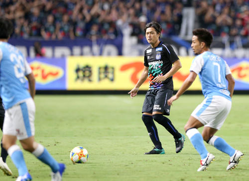 G大阪対磐田　前半、パスを出すG大阪MF遠藤保仁（撮影・上山淳一）