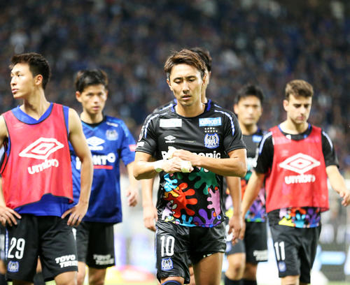 G大阪MF倉田（中央）らG大阪の選手は終了間際にPKで追いつかれガックリ引きあげる（撮影・上山淳一）
