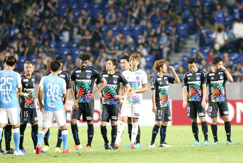 終了間際にPKを決められ引き分けとなりガックリ肩を落とすG大阪の選手たち（撮影・上山淳一）