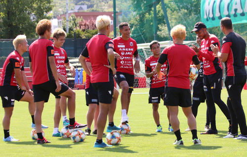 札幌FW鈴木（右から2人目）はリカバリーを終えた選手たちに向かって話をする（撮影・保坂果那）