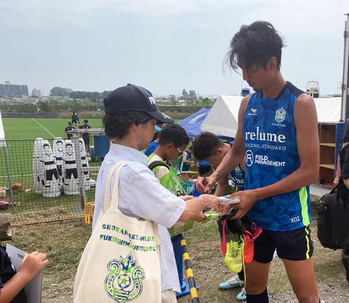 練習後にファンサービスを行う湘南の選手たち（撮影・松尾幸之介）