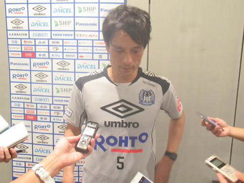 練習後、取材に応じるG大阪・宮本監督（撮影・実藤健一）