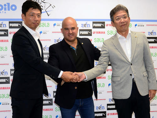 小野社長（右）、服部強化本部長（左）と握手を交わす磐田のフベロ新監督
