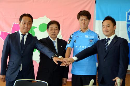 横浜FCのユニホームに身を包む青森山田MF古宿（左から3人目）。左から黒田監督、花田校長、1人おいて服部GM（撮影・北村宏平）