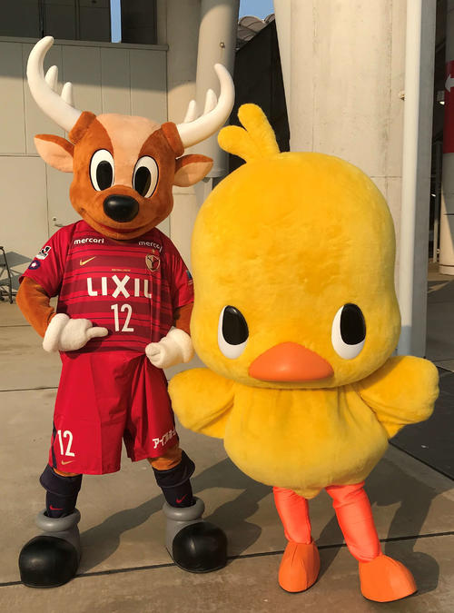 鹿島のマスコット「しかお」（左）と、チキンラーメンのマスコット「ひよこちゃん」