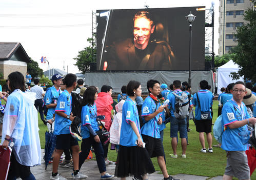 鳥栖対神戸　試合前、スタジアム外では大勢のファンがスクリーンに流れるトーレスを眺めていた（撮影・今浪浩三）