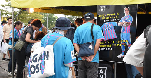 鳥栖対神戸　試合前、グッズ売り場に集まるトーレスファン（撮影・今浪浩三）
