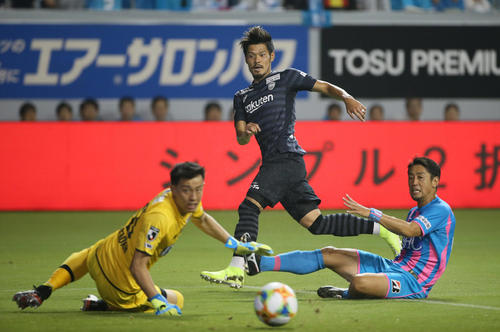 鳥栖対神戸　前半、先制ゴールを決める神戸MF山口蛍（撮影・栗木一考）