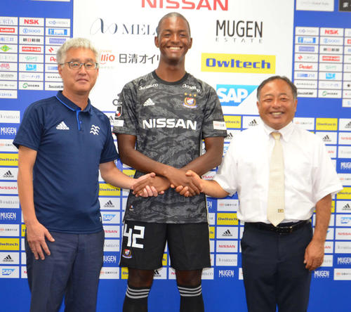横浜への加入会見で笑顔をみせる、左から横浜の小倉スポーティングダイレクター、流通経大サッカー部のGKオビ、同サッカー部の中野監督　（撮影・松尾幸之介）