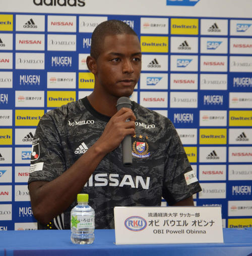 横浜への加入会見に臨む流通経大サッカー部のGKオビ　（撮影・松尾幸之介）
